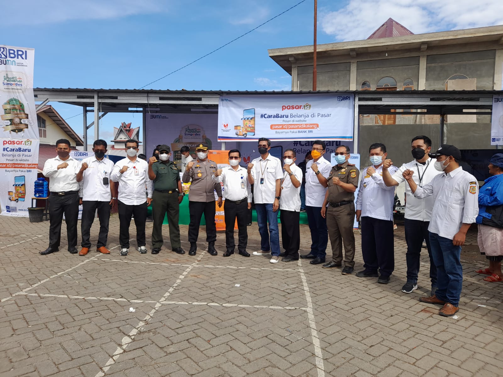 Foto bersama Forkopimda Kabupaten Dairi bersama dengan Direktur PD Pasar serta Pimpinan BRI Cabang Sidikalang